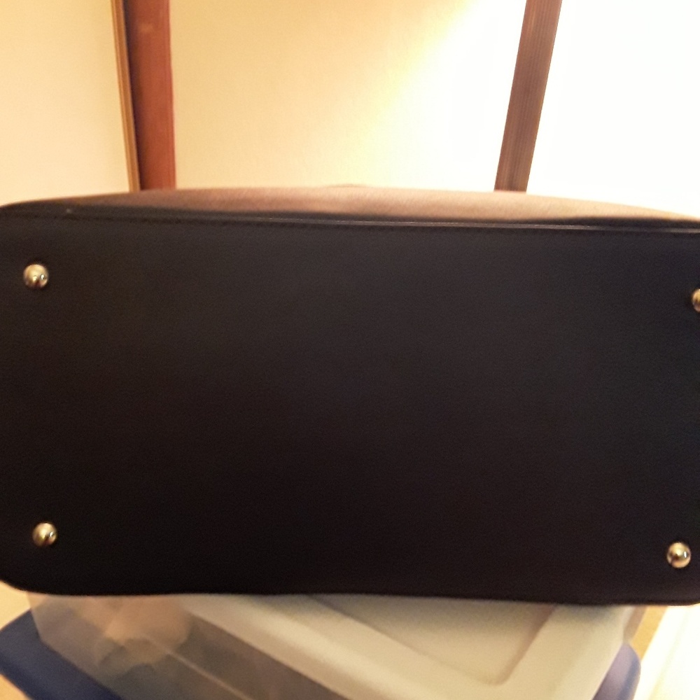 A designer  Handbag - Picture 2 of 5